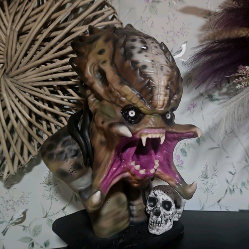 Life size predator bust prop - bust,